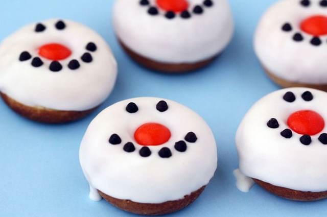 Snowman Donuts20 Top Awesome 20 Christmas Easy Food Hacks