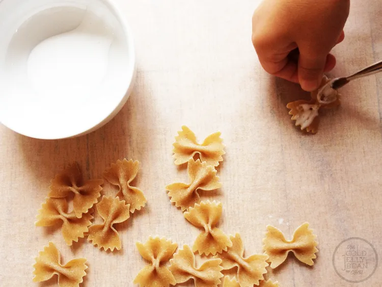  χριστουγεννιάτικη-γιρλάντα- μακαρόνια-φιογκάκια-