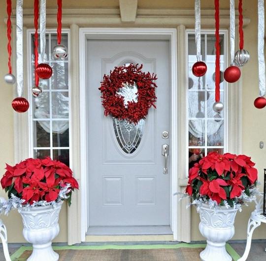 Χριστουγεννιάτικη-Διακόσμηση-Εξώπορτάς-μπάλες-κόκκινο-στεφάνι