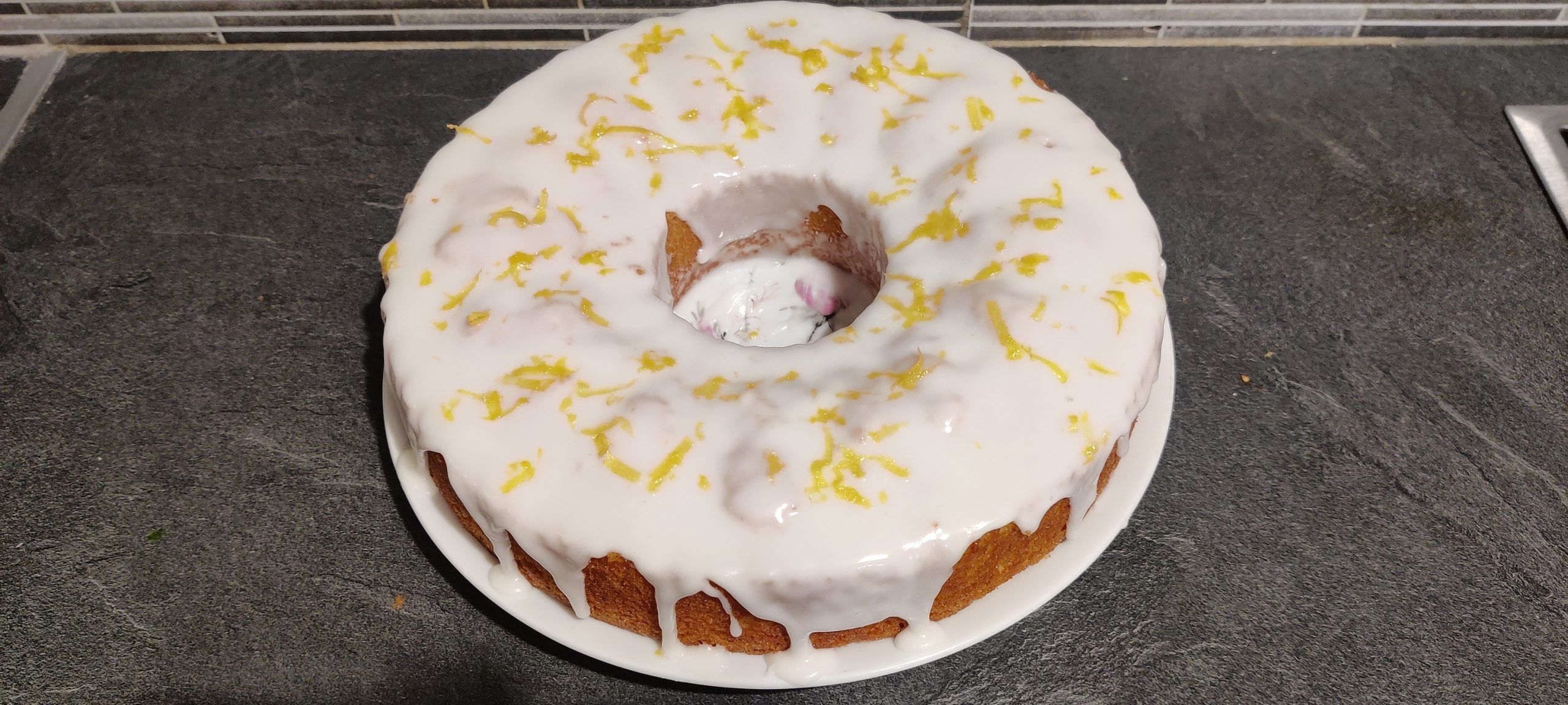 χριστουγεννιάτικο-κέικ-με-λευκό-γλάσο-