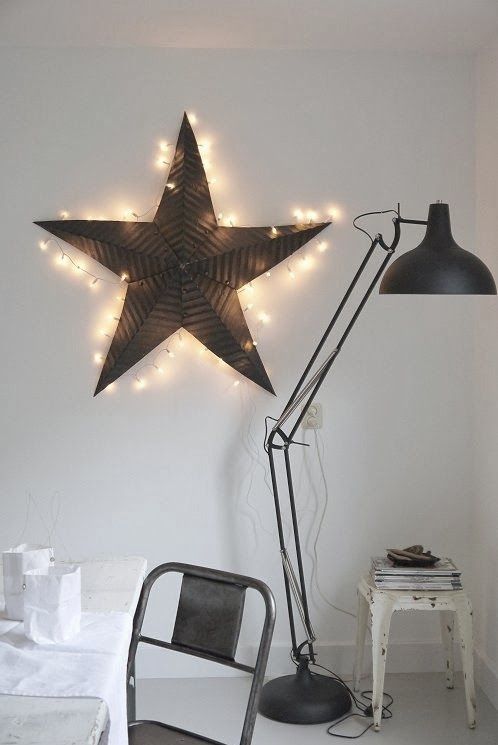 καφέ-αστέρι-με-φωτάκια-σε-τοίχο-