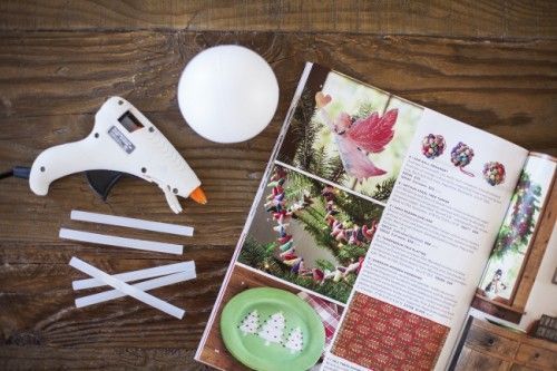 σύνεργα-για-κατασκευή-χριστουγεννιάτικων-στολιδιών-από-εφημερίδες-