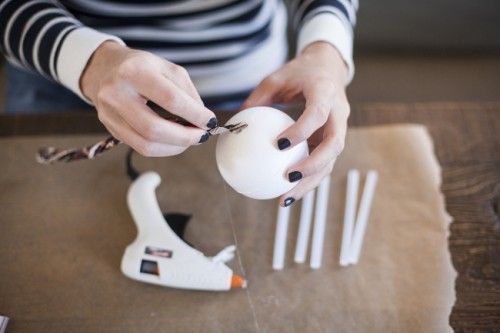 Φτιάξτε πανέμορφα Χριστουγεννιατικα στολίδια από περιοδικά και εφημερίδες!