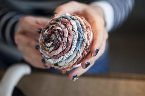Φτιάξτε πανέμορφα Χριστουγεννιατικα στολίδια από περιοδικά και εφημερίδες!