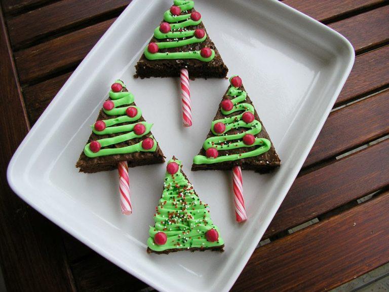 χριστουγεννιάτικα-δεντράκια-brownies-σε-πιατέλα-