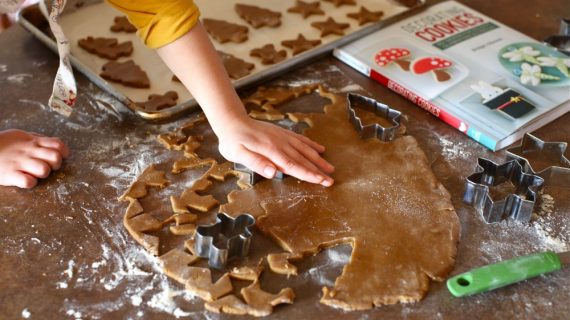 Gingerbread : Η παραδοσιακή συνταγή για Χριστουγεννιάτικη ζύμη , για Χριστουγεννιάτικα μπισκότα και για κλασσικά Χριστουγεννιάτικα σπιτάκια.