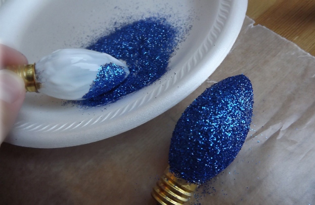 diy-christmas-ornaments-light-bulbs-blue-glitter-white-glue