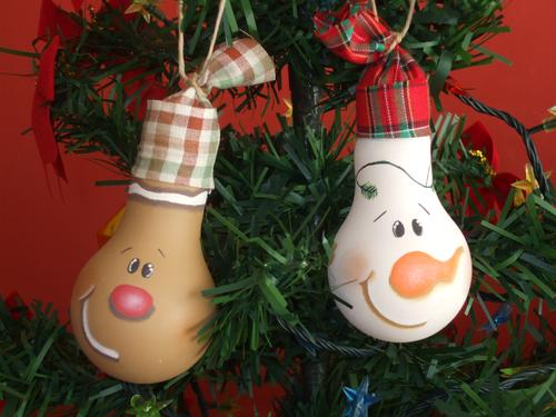 diy-christmas-ornaments-light-bulbs-cute-faces-hats