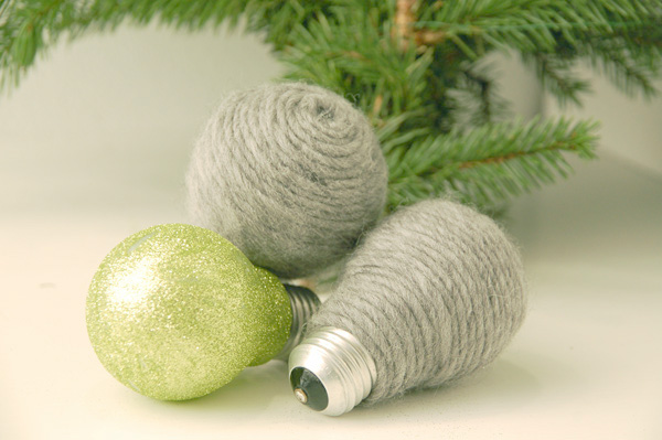 diy-christmas-ornaments-light-bulbs-yarn-glitter