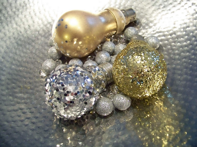 easy diy christmas tree ornaments upcycled-light-bulbs-glitter