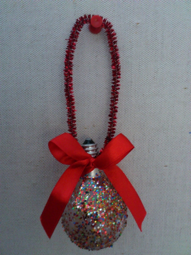homemade-chritsmas-tree-ornaments-light-bulb-glitter-red-ribbon