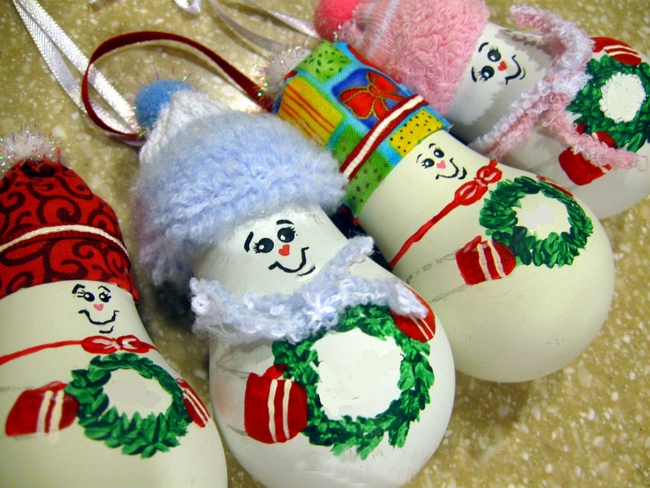light-bulbs-christmas-ornaments-cute-hats-holding-wreaths