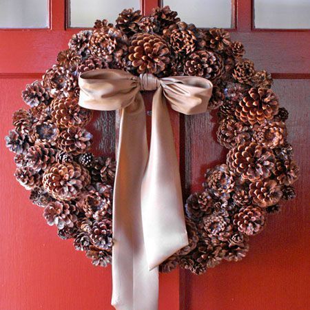 στεφάνι-με-κουκουνάρια-με-κορδέλα-