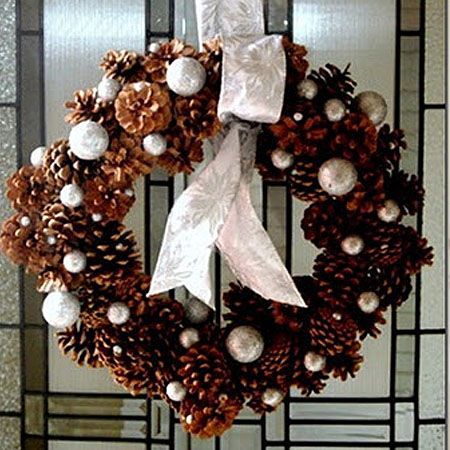 στεφάνι-με-κουκουνάρια-χιονισμένο-