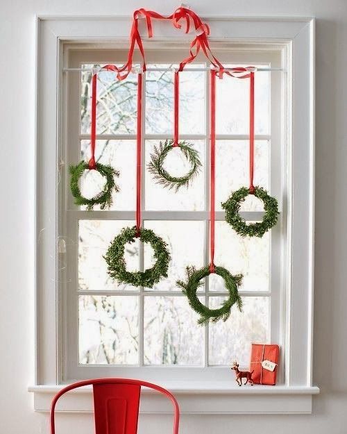 πράσινα-χριστουγεννιάτικα-στεφάνια-κρεμασμένα-στο-παράθυρο- πράσινα-χριστουγεννιάτικα-στεφάνια-κρεμασμένα-στο-παράθυρο-