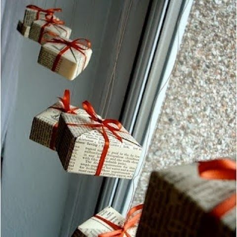 χριστουγεννιάτικα-στολίδια-δώρα-κρεμασμένα- χριστουγεννιάτικα-στολίδια-δώρα-κρεμασμένα-