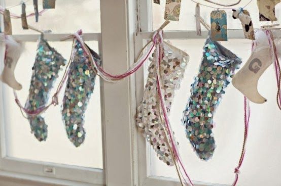 χριστουγεννιάτικες-κάλτσες-κρεμασμένες-στο-παράθυρο- χριστουγεννιάτικες-κάλτσες-κρεμασμένες-στο-παράθυρο-