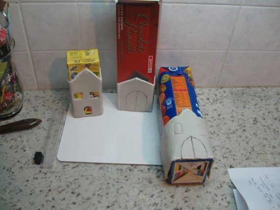 Φτιαξτε πανεμορφα Χριστουγεννιάτικα σπιτάκια και γουρια από πηλό