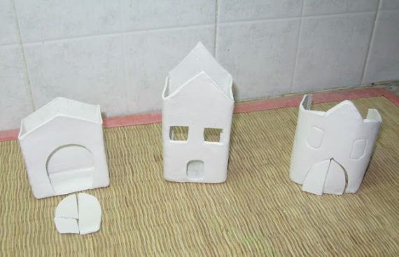 Φτιαξτε πανεμορφα Χριστουγεννιάτικα σπιτάκια και γουρια από πηλό