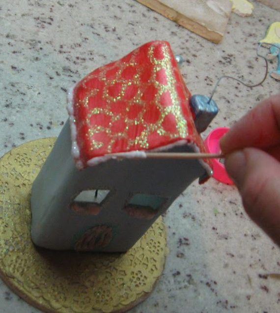 Φτιαξτε πανεμορφα Χριστουγεννιάτικα σπιτάκια και γουρια από πηλό