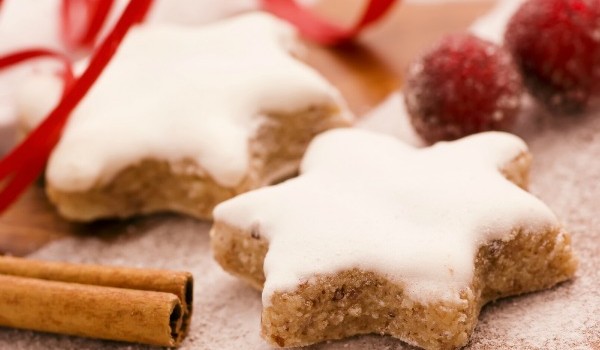 Χριστουγεννιάτικα Μπισκότα κανέλας  με γλάσο ζάχαρης