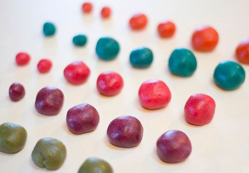 Δέντρα με πολύχρωμα χριστουγεννιάτικα μπισκότα