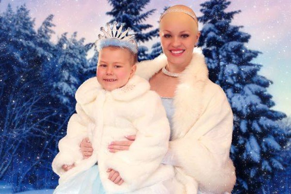 Κοριτσάκι με λευχαιμία ντύνεται πριγκίπισσα και φωτογραφίζεται με τη μαμά της (pics)