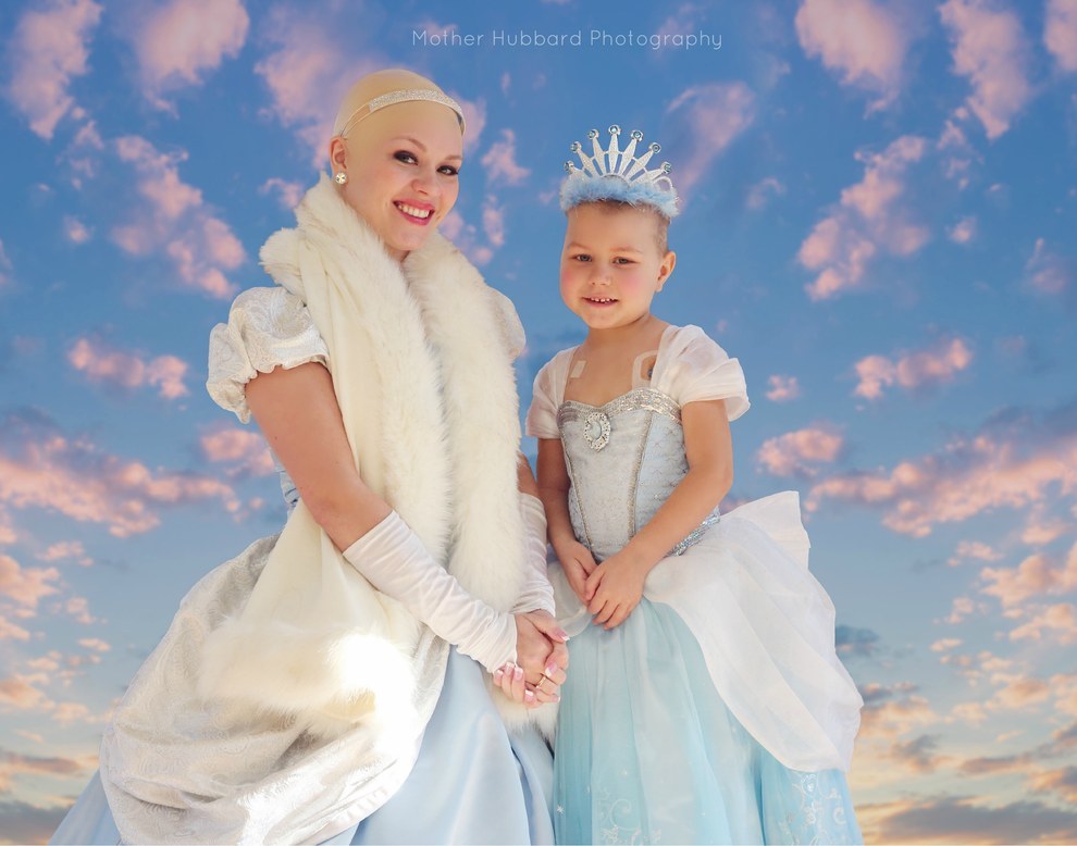 Κοριτσάκι με λευχαιμία ντύνεται πριγκίπισσα και φωτογραφίζεται με τη μαμά της (pics)
