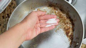ΔΕΙΤΕ 4 Tips για να καθαρίσετε την κατσαρόλα από το καμμένο φαγητό!