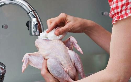 Μην πλένετε το ωμό κοτόπουλο πριν το βράσετε (Βίντεο).Η Εκκληση των αρχών Υγείας προς τους καταναλωτές!Δείτε γιατί!