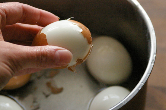 Πως θα καταλάβετε αν τα αυγά είναι φρέσκα και 6 τιπ που θα σας λύσουν τα χέρια!!!