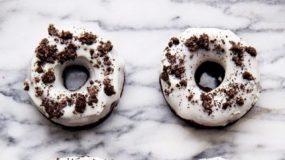 Τα πιο λαχταριστά donuts με μπισκότο oreo στο πιάτο σας