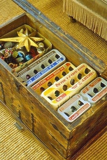 Χρησιμοποιήστε χαρτοκιβώτια αυγών για να αποθηκεύσετε μικρότερα στολίδια σας.