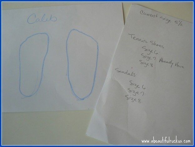 Κάντε τα ψώνια παπούτσι χωρίς άγχος, φέρνοντας τα πόδια του παιδιού σας (αλλά όχι το παιδί σας) στο κατάστημα.