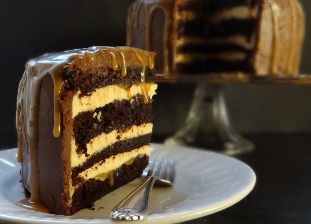 Πανδαισία γεύσεων! Τούρτα -κέικ με βουτυρόκρεμα ,ganache σοκολάτας και καραμέλα!