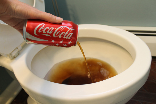 17 χρήσεις της coca cola  στο καθάρισμα που θα σας αφήσουν άφωνους !