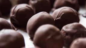 Λαχταριστα Σοκολατάκια καραμέλα – μπισκότο από τον  “Ακη Πετρετζίκη
