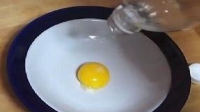Δεν θα πιστεύετε πόσο εύκολα μπορείτε να ξεχωρίσετε του κρόκους των αυγών από τα ασπράδια!ΒΙΝΤΕΟ