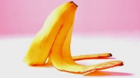 Πώς να λευκάνετε τα δόντια σας με μια φλούδα μπανάνας (Βίντεο)