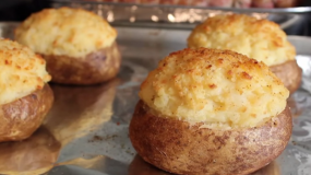 Δείτε πως θα φτιάξετε τις πιο ευκολες και τέλειες γεμιστές πατάτες!ΒΙΝΤΕΟ