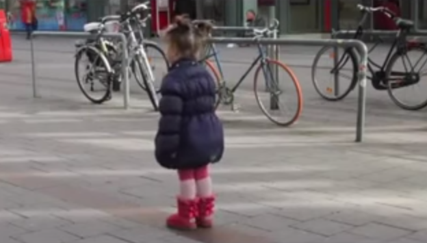 Σκληρό & Πραγματικό Βίντεο: Μόλις το δείτε δεν θα ξανάπαίξετε ποτέ με το Κινητό σας όταν είστε με τα παιδιά ...