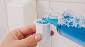 Το ξέρατε ότι με το στοματικό διάλυμα μπορείτε να καθαρίσετε τη λεκάνη της τουαλέτας;Δειτε και αλλες 7 χρησεις που θα σας ενθουσιασουν