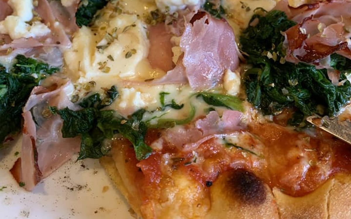 Πίτσα με σπανάκι και φέτα από τον Ηλία Μαμαλάκη