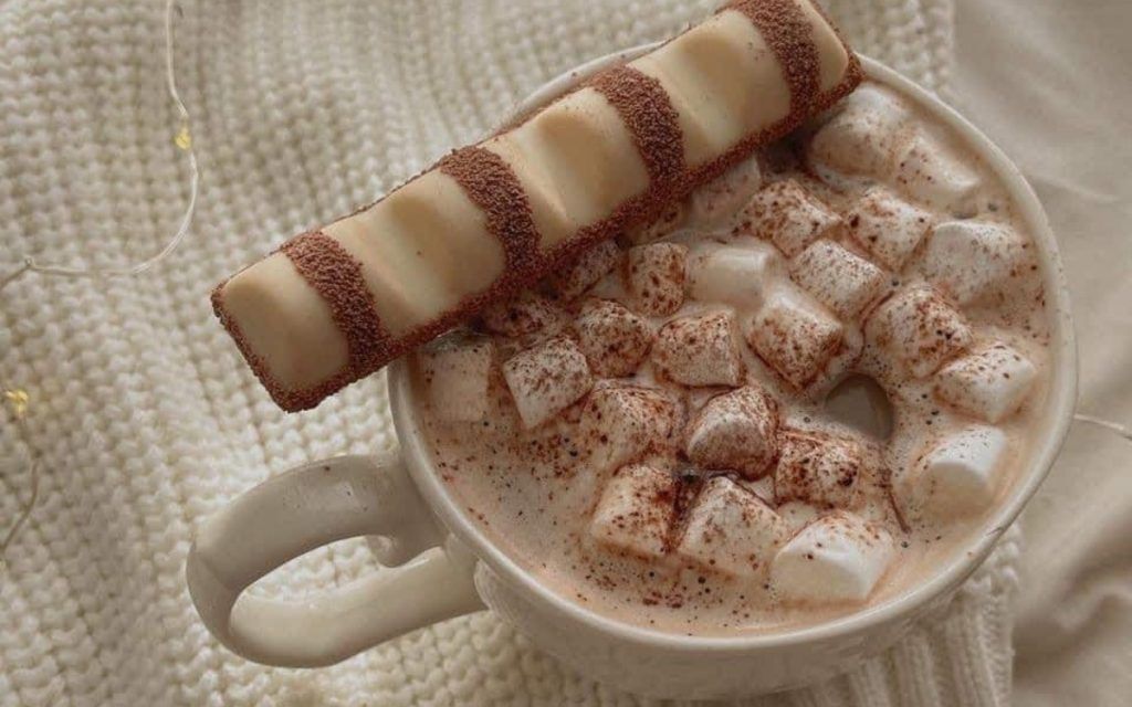 Ρίχνει ζεστή σοκολάτα μέσα σε αυγά με βούτυρο. To αποτέλεσμα; Ιδιοφυές! (βίντεο)