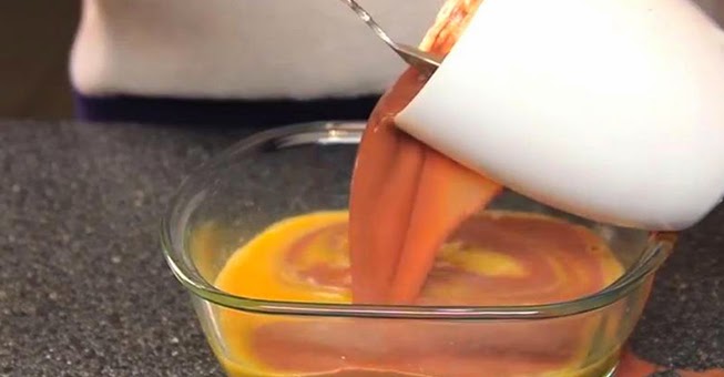 Ρίχνει ζεστή σοκολάτα μέσα σε αυγά με βούτυρο. To αποτέλεσμα; Ιδιοφυές! (βίντεο)