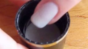Βούτηξε τα νύχια της μέσα σε καθαρό αλκοόλ! Το αποτέλεσμα; Πανέμορφο! (βίντεο)