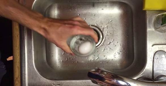 Αυτο δεν το εχεις ξαναδει! Ο πιο γρηγορος τροπος να ξεφλουδισεις ενα αυγο!Δε παει ο νους σας σιγουρα