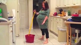 Η έγκυος γυναίκα του χορεύει και αυτός τραβάει βίντεο...Ξαφνικά τρελάθηκαν! ΒΙΝΤΕΟ