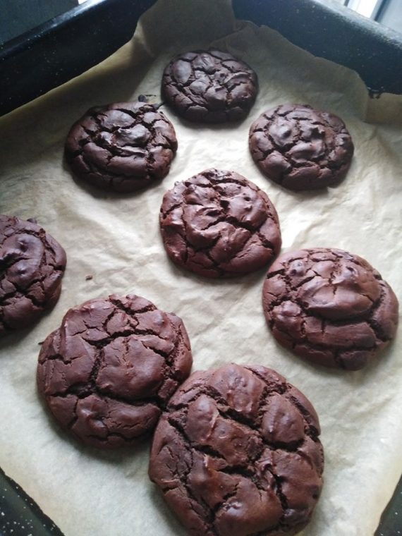 Μαλακά σοκολατένια cookies με κομμάτια λιωμένης σοκολάτας.(Νηστίσιμα)
