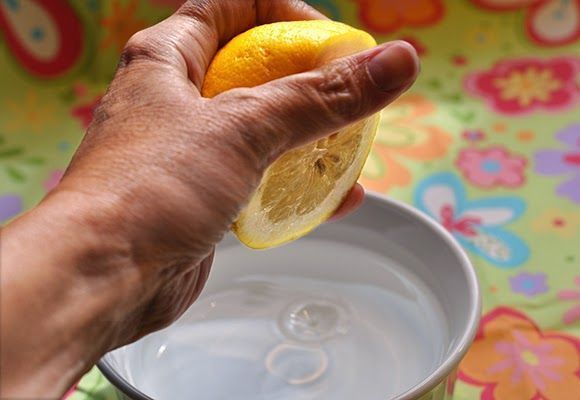 Στύβει ένα λεμονί και….Απίστευτο κολπο